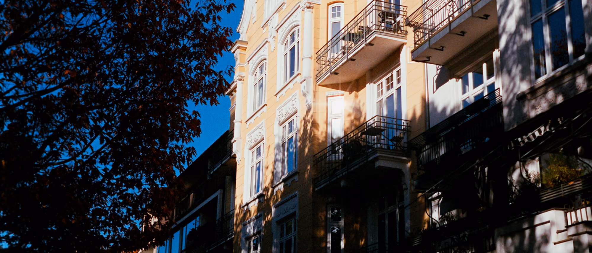 Gründerzeit-Fassade mit Balkonen in Hamburg-Eppendorf im Abendlicht