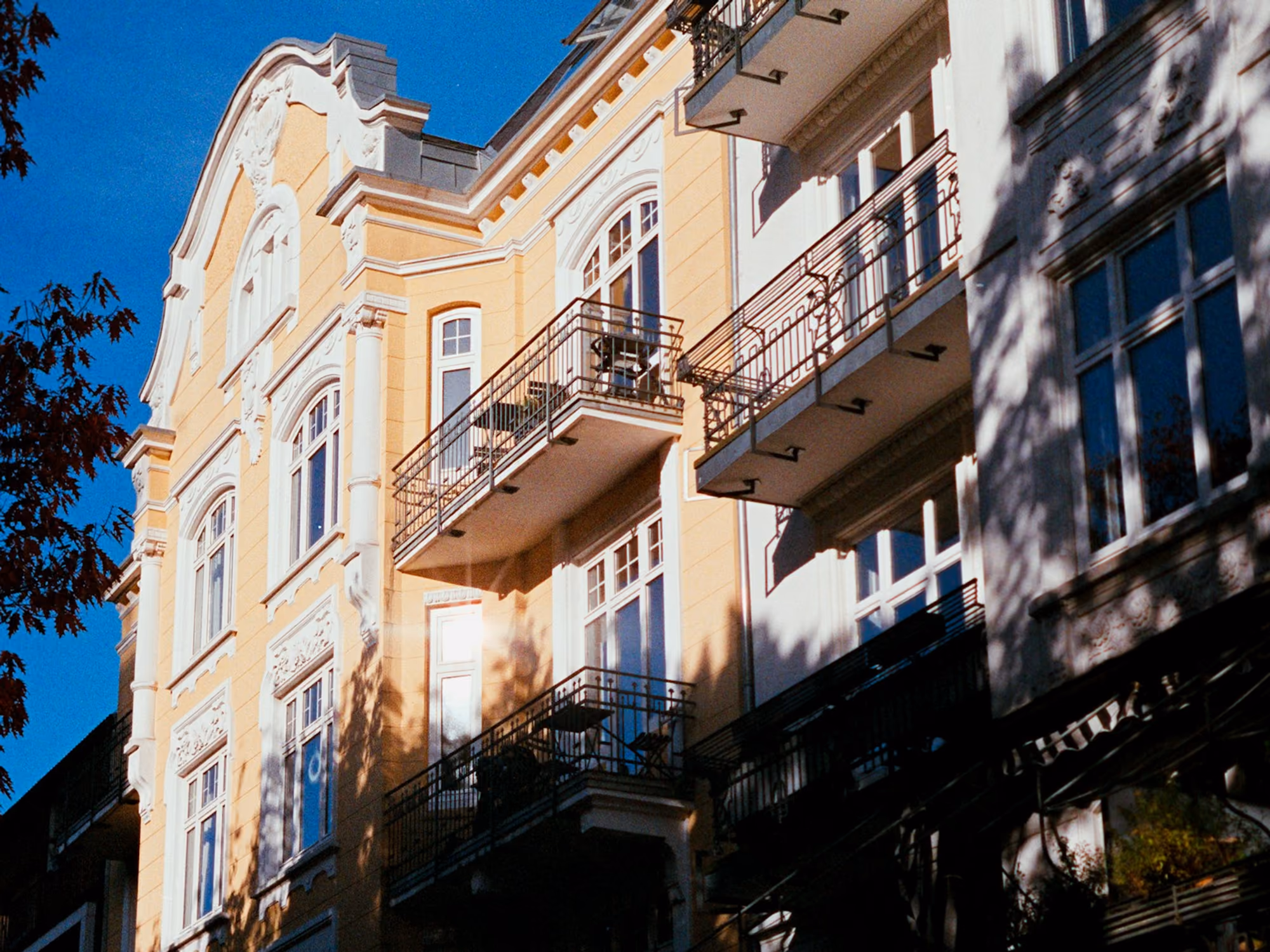 Gründerzeit-Fassade mit Balkonen in Hamburg-Eppendorf im Abendlicht
